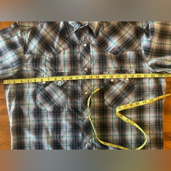 Wrangler plaid shirt with pearl snap-on buttons. Size Large, black, green. - Picture 7 of 10